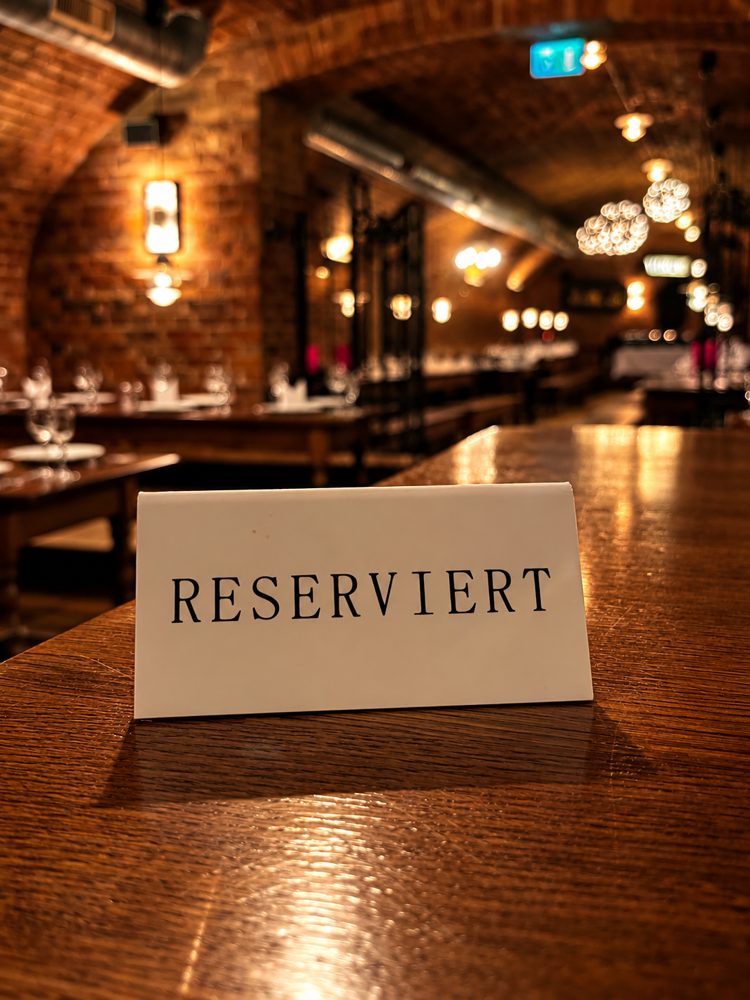 Reserviert-Schild im Gewölbekeller