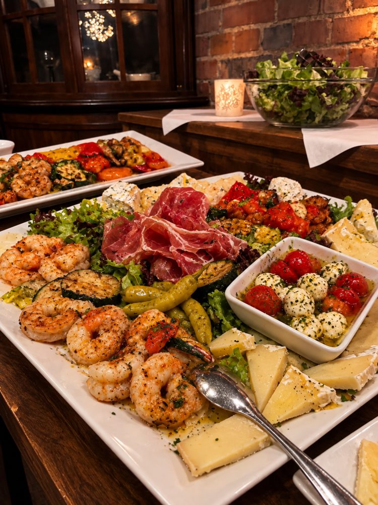 Antipasti-Platte mit Garnelen, Schinken und Käse